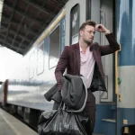 Hur koffein påverkar kroppen illustreras av en stressad man som kliver av ett tåg på en station, med trött kroppsspråk och tydlig mental anspänning.