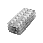 Smärtstillande läkemedel och koffein illustreras av en stapel med tablettkartor som visar receptfria värktabletter mot huvudvärk.