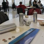 Tomma energidrycksburkar på ett cafeteriabord i skolan