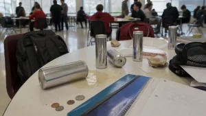 Tomma energidrycksburkar på ett cafeteriabord i skolan