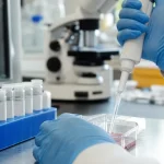 Forskare arbetar med cellodling i laboratorium kopplat till diabetesforskning