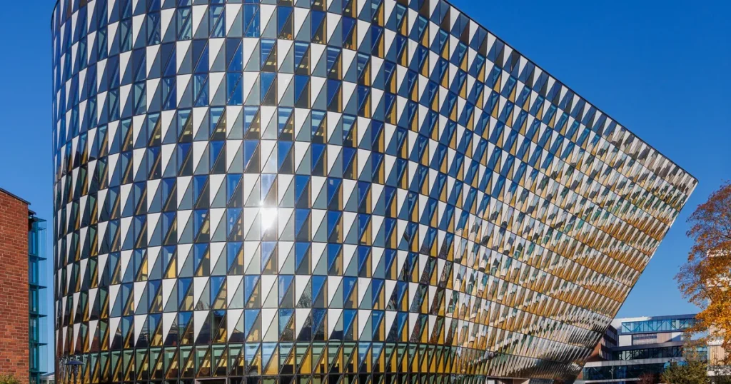 Tom korridor i ett universitetslaboratorium med stängd dörr