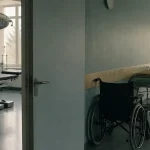 Tom operationssal på ett mindre sjukhus i norra Sverige tidigt på morgonen
