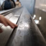 Sliten ledstång i en tunnelbanestation, ytan som forskare tar mikrobprover från