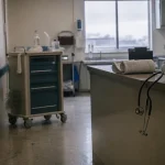 Tom sjuksköterskestation på ett sjukhus med schema och kaffekopp kvarlämnade